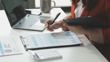 Ofiste dizüstü bilgisayarda çalışan iş adamları