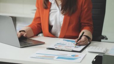 Ofiste dijital tablet kullanan iş kadını.