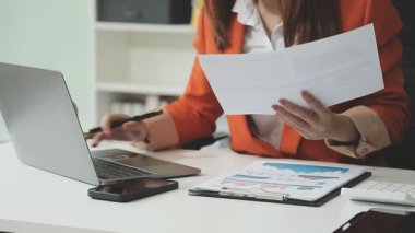 İş kadını ofiste bilgisayar ile çalışma.