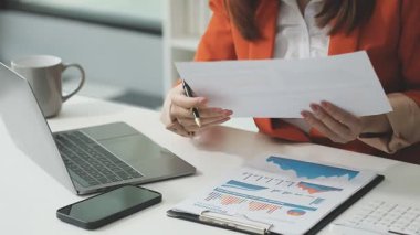 İş kadını el yazısı ve ofiste bir kalem.