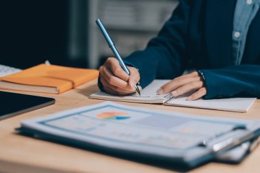 Ofiste dizüstü bilgisayarda çalışan Asyalı genç bir kadının portresi