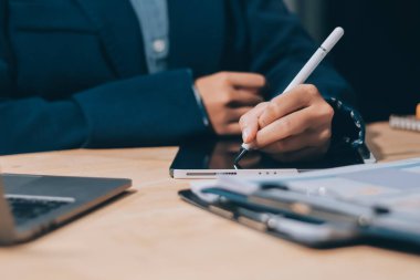 Ofiste dizüstü bilgisayarda çalışan Asyalı genç bir kadının portresi