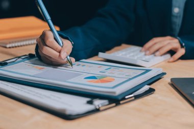 Ofiste dizüstü bilgisayarda çalışan Asyalı genç bir kadının portresi