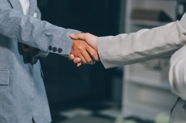 İş birleşme ve satın alma, başarılı müzakere, tokalaşma, ortaklık ve iş anlaşması konseptine ortak olmak için iki iş adamı el sıkışması.