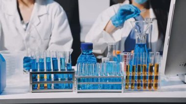 kadın bilim adamı laboratuarda çalışıyor.