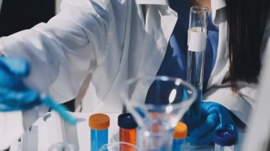 Laboratuvarda çalışan bilim adamı