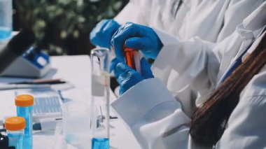 Laboratuvarda çalışan bilim adamı..