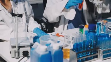 Laboratuvarda çalışan bilim adamları