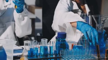 Bilim adamları laboratuarda.