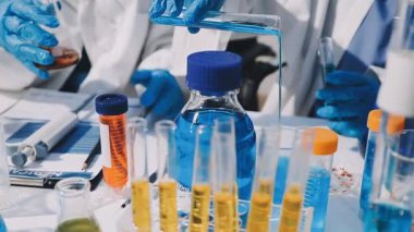 Laboratuvarda matara tutan bir bilim adamı. Kapat..