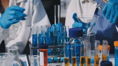 Bir grup bilim adamı laboratuvarda araştırma yapıyor.