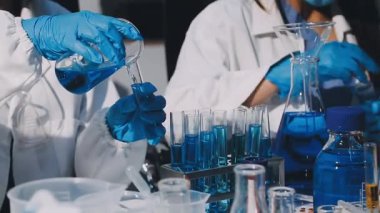 laboratuarda laboratuar asistanı