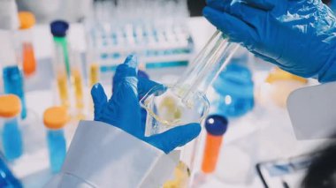 Cam tüpler tutan bilim adamı