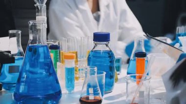 Laboratuvarda çalışan bilim adamı. Laboratuvar test tüpleri. Bilim ve teknoloji.