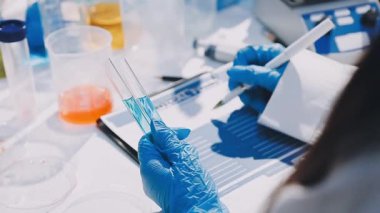 Kimyasal ekipmanlarla çalışan bilim adamlarının yakın görüntüsü