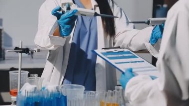 Genç kadın bilim laboratuarında