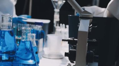 Laboratuvarda cam ve ekipman var.