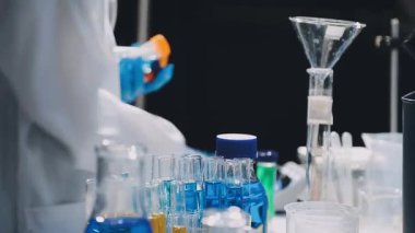 Laboratuvardaki bilim adamı..