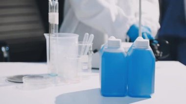 Laboratuvarda çalışan bir bilim adamı..