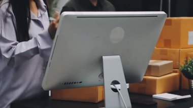 Dizüstü bilgisayarda çalışan kadın