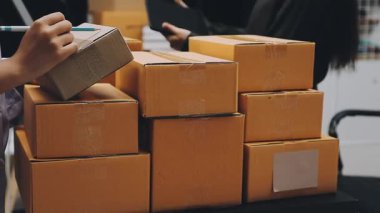 Karton kutu taşıyan teslimatçı.