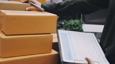 Ofisteki paket için paket kutusu hazırlayan adam..