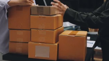 Siyah tişörtlü bir adam ve bir sürü hediye.