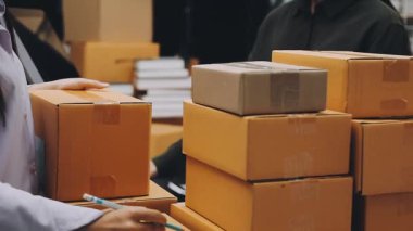 arkaplanda kutular olan posta kutuları