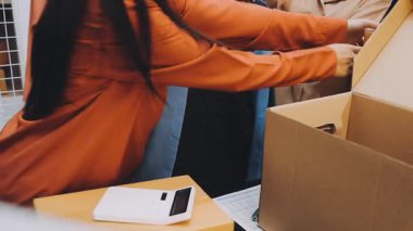 Paketleme için paket paketi hazırlayan kadın.