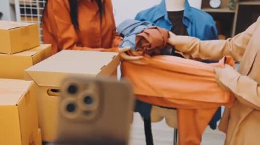 Dükkanında karton kutuları olan kadın.