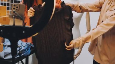 Dükkanda elbise giymiş genç bir kız.