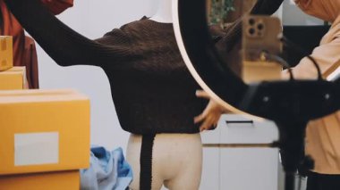 Moda mağazasındaki kadın.