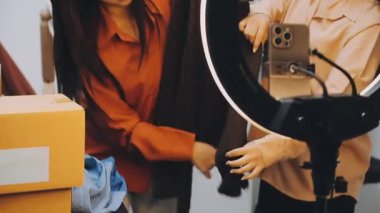 Moda blogcusu Stüdyoda video kamera ile akıllı telefondan video kaydediyor