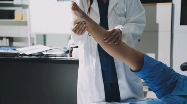 Doktor hastaya el uzatıyor.