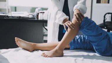 Dizinden yaralanan bir kadına yakın çekim.