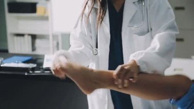 Doktor ve hemşire hastanede.