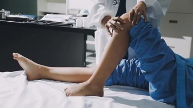 Kadın doktoru kapat ve yatağa uzan.