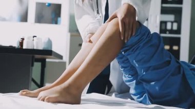 Kadın bacak tedavisi görüyor.