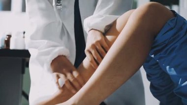 Hastanedeki hastayı muayene eden doktor