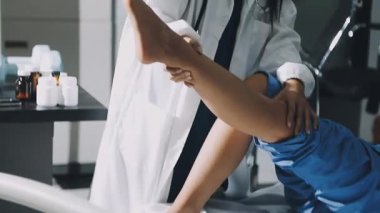 Güzellik salonunda kadın ellerine yakın çekim.