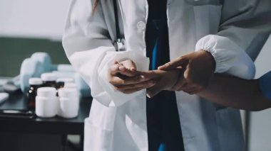 Doktor ve hemşire el sıkışan