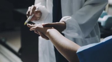 Doktor holding şırınga iğne ile