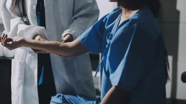 Doktor üniformalı kadın.