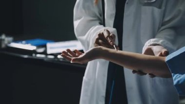 Üniformalı doktor ve hemşire hastanede bir hastayla el sıkışıyor..