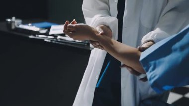 Genç bayan doktor hastayı tutuyor.