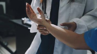 Hastane ofisindeki genç bayan.