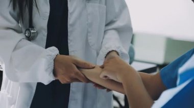 Doktor ve hasta hastanede.