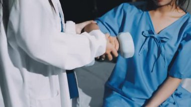 Genç doktor ve hasta