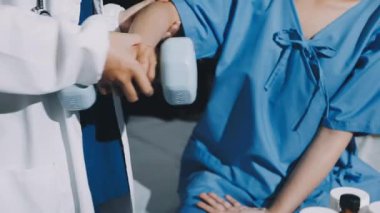 Doktor ve hasta hastanede el ele tutuşuyorlar..