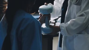 Steteskopla hastayı muayene eden doktor.